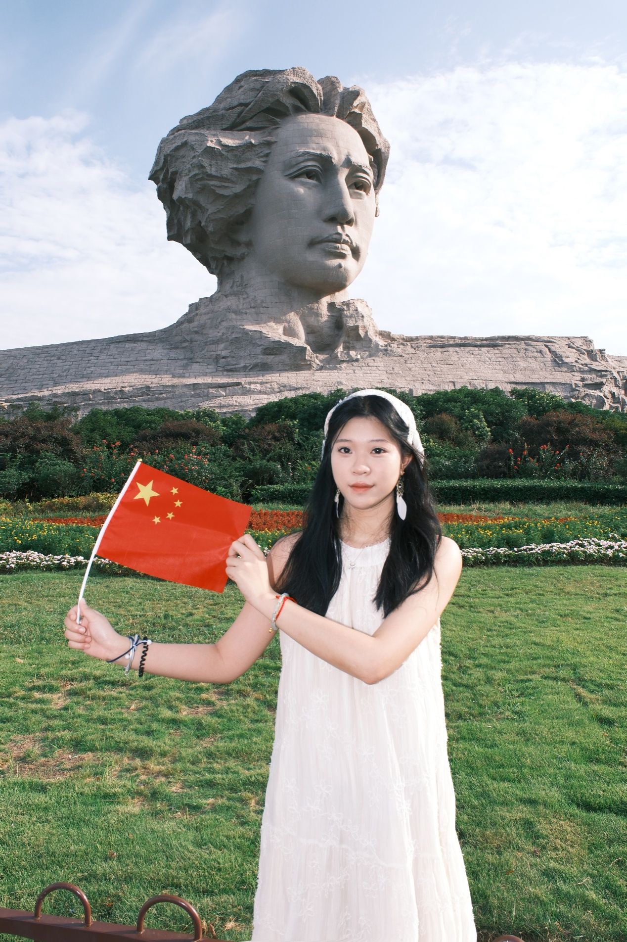 图片包含 草, 户外, 山, 站AI 生成的内容可能不正确。