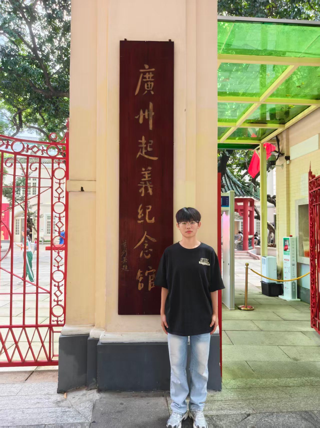 男人站在门前AI 生成的内容可能不正确。